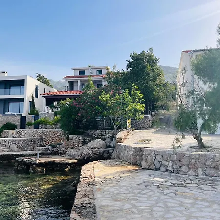Sea Breeze Apartment *
