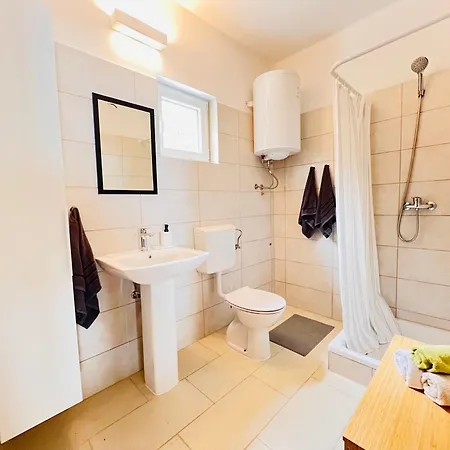 Sea Breeze Apartment *