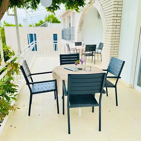 Sea Breeze Apartment *